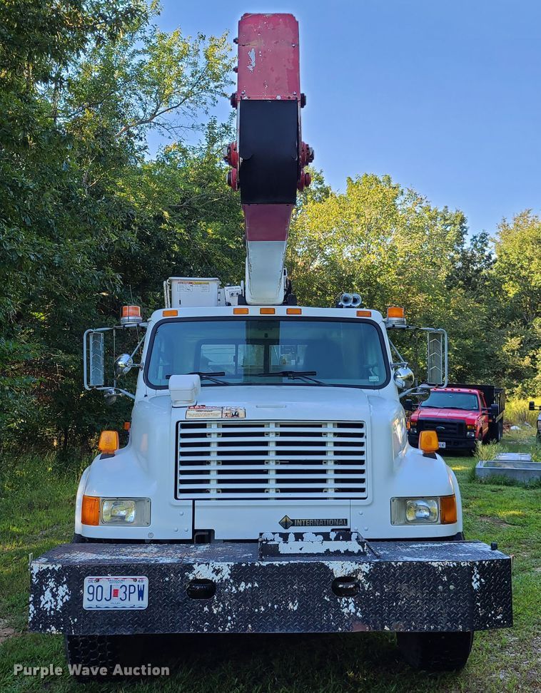 image for item GY9589 2001 International 4900  bucket truck