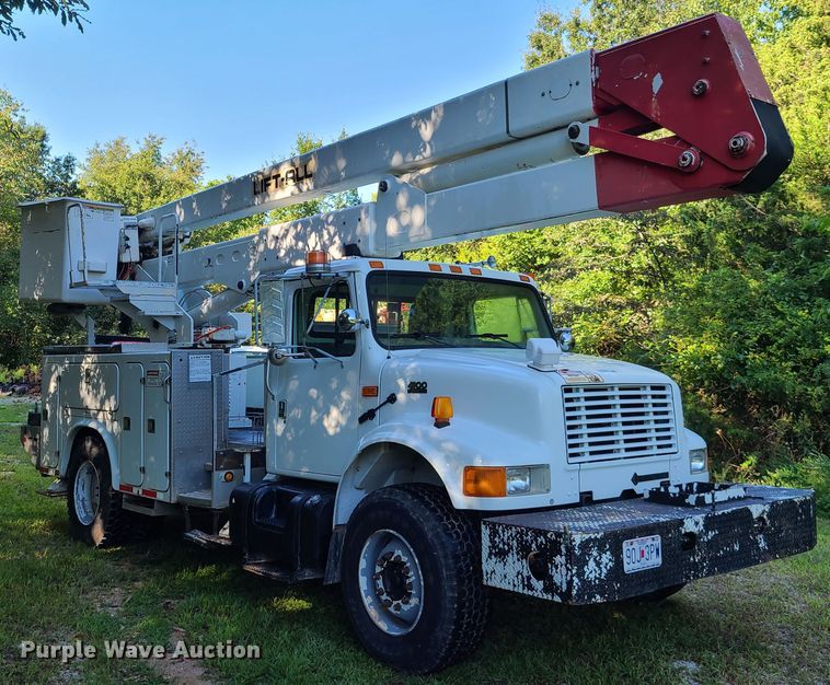 image for item GY9589 2001 International 4900  bucket truck