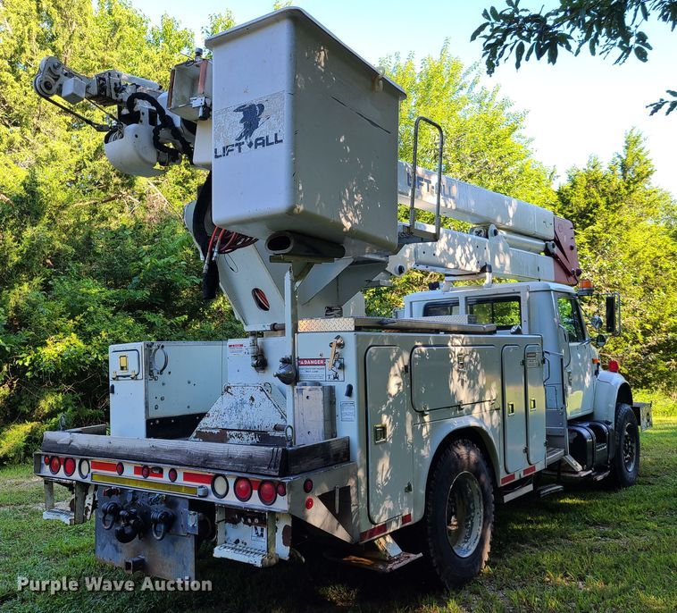 image for item GY9589 2001 International 4900  bucket truck