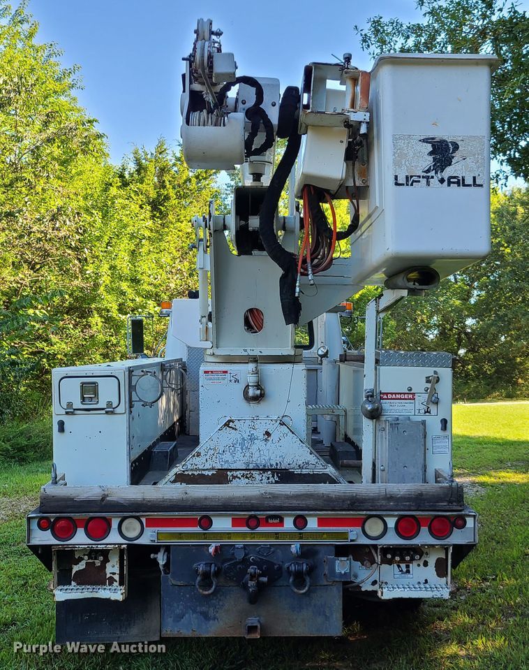 image for item GY9589 2001 International 4900  bucket truck