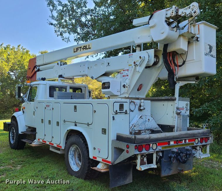 image for item GY9589 2001 International 4900  bucket truck