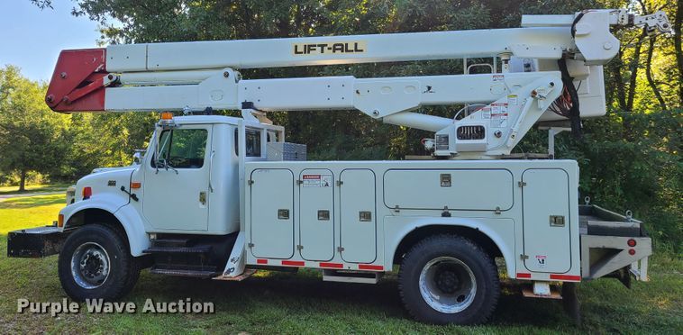 image for item GY9589 2001 International 4900  bucket truck
