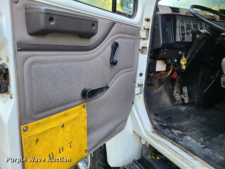 image for item GY9589 2001 International 4900  bucket truck