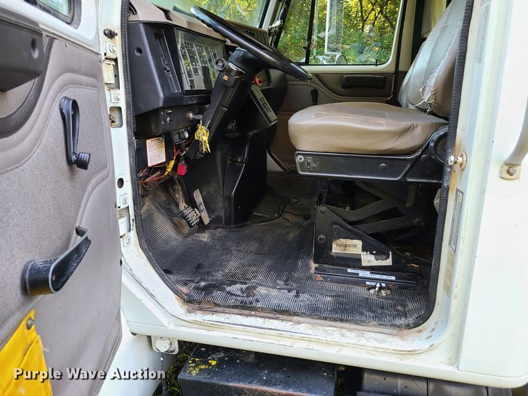 image for item GY9589 2001 International 4900  bucket truck