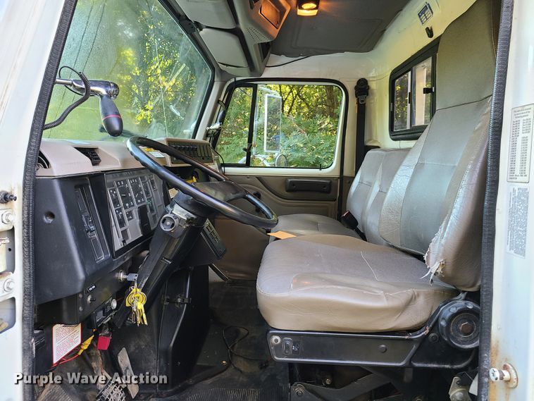 image for item GY9589 2001 International 4900  bucket truck