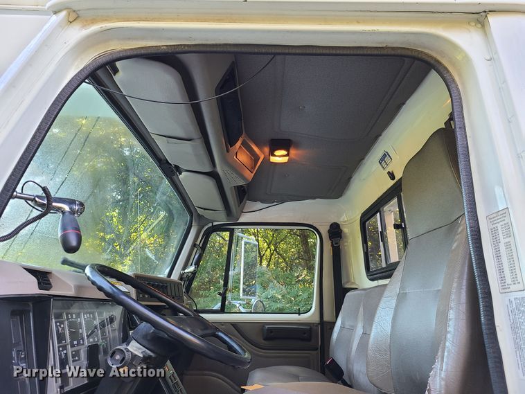 image for item GY9589 2001 International 4900  bucket truck