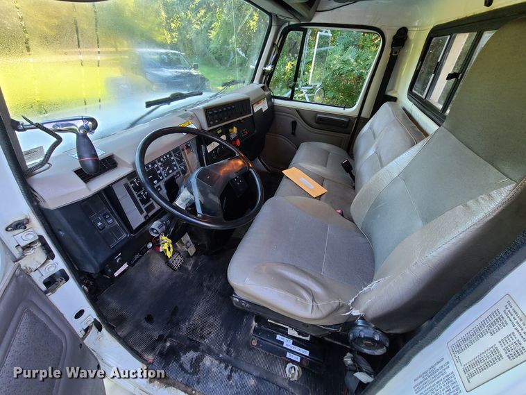 image for item GY9589 2001 International 4900  bucket truck