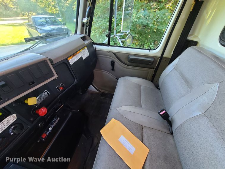 image for item GY9589 2001 International 4900  bucket truck