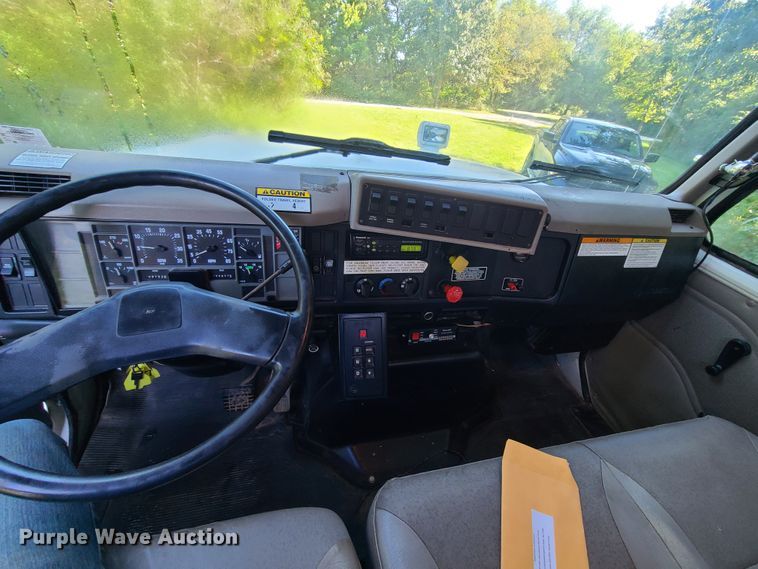 image for item GY9589 2001 International 4900  bucket truck