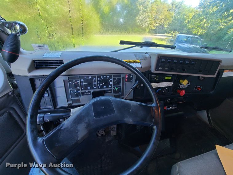 image for item GY9589 2001 International 4900  bucket truck