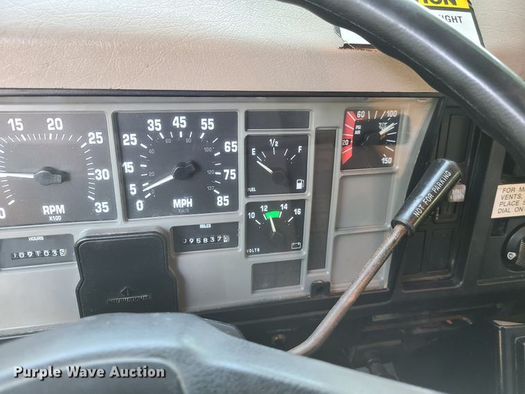 image for item GY9589 2001 International 4900  bucket truck