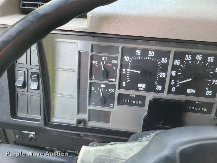 image for item GY9589 2001 International 4900  bucket truck