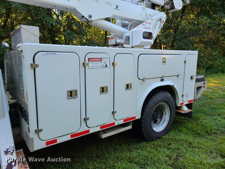 image for item GY9589 2001 International 4900  bucket truck