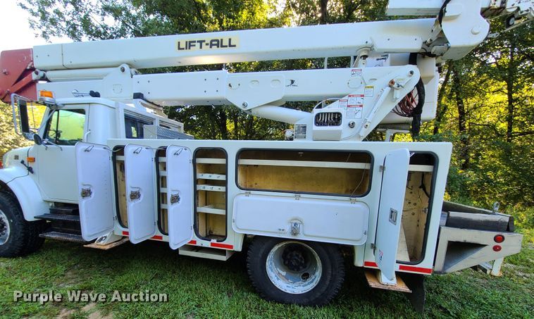 image for item GY9589 2001 International 4900  bucket truck