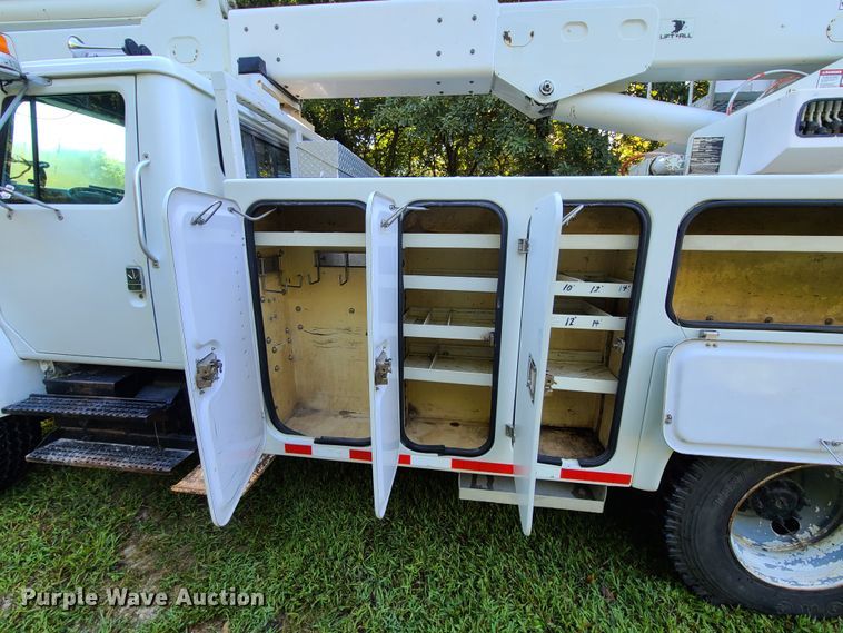 image for item GY9589 2001 International 4900  bucket truck