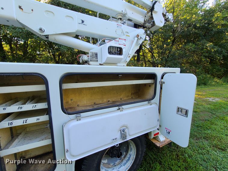 image for item GY9589 2001 International 4900  bucket truck