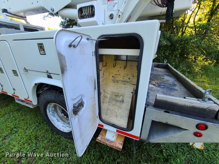 image for item GY9589 2001 International 4900  bucket truck