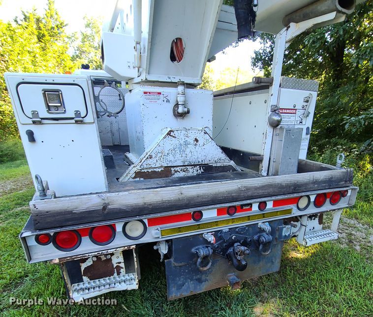 image for item GY9589 2001 International 4900  bucket truck