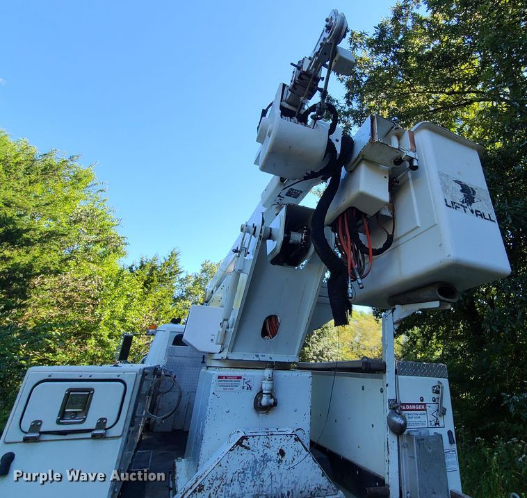 image for item GY9589 2001 International 4900  bucket truck