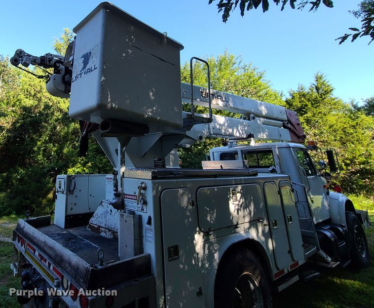 image for item GY9589 2001 International 4900  bucket truck