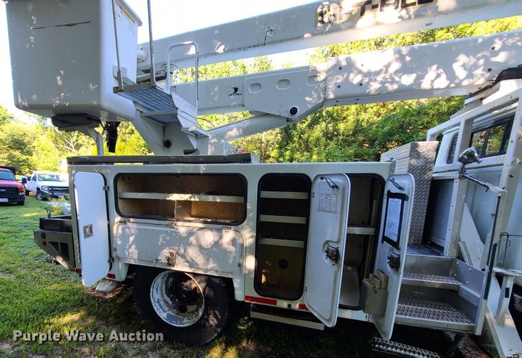 image for item GY9589 2001 International 4900  bucket truck