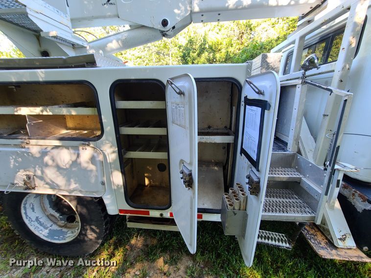 image for item GY9589 2001 International 4900  bucket truck