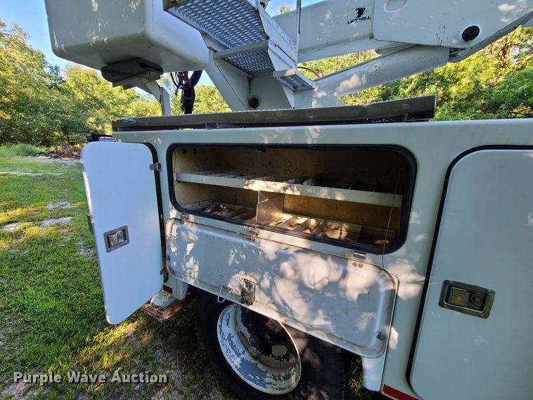 image for item GY9589 2001 International 4900  bucket truck