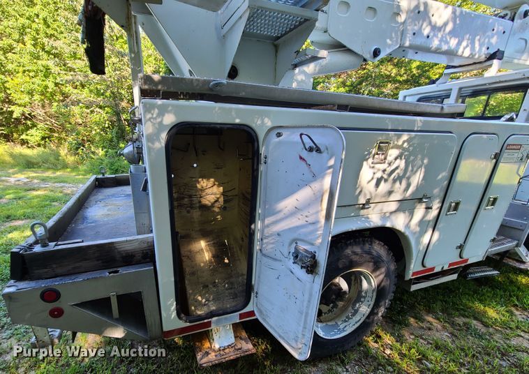 image for item GY9589 2001 International 4900  bucket truck