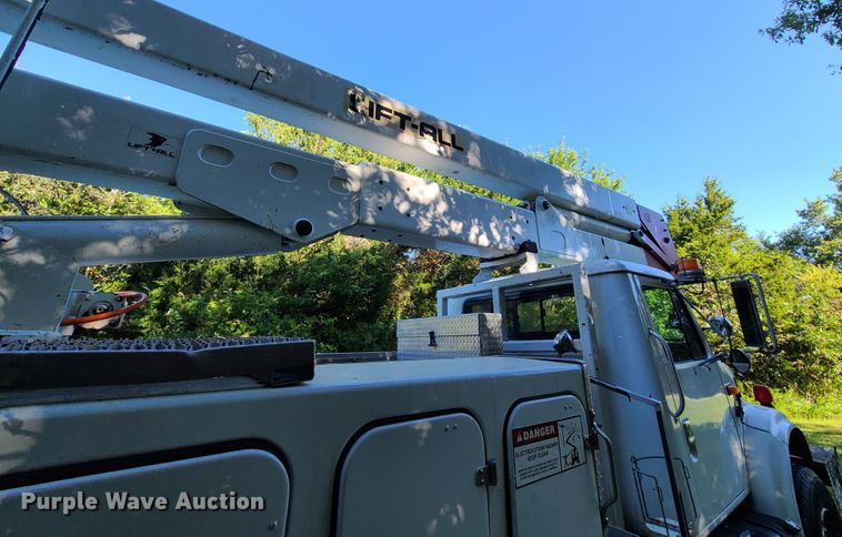 image for item GY9589 2001 International 4900  bucket truck