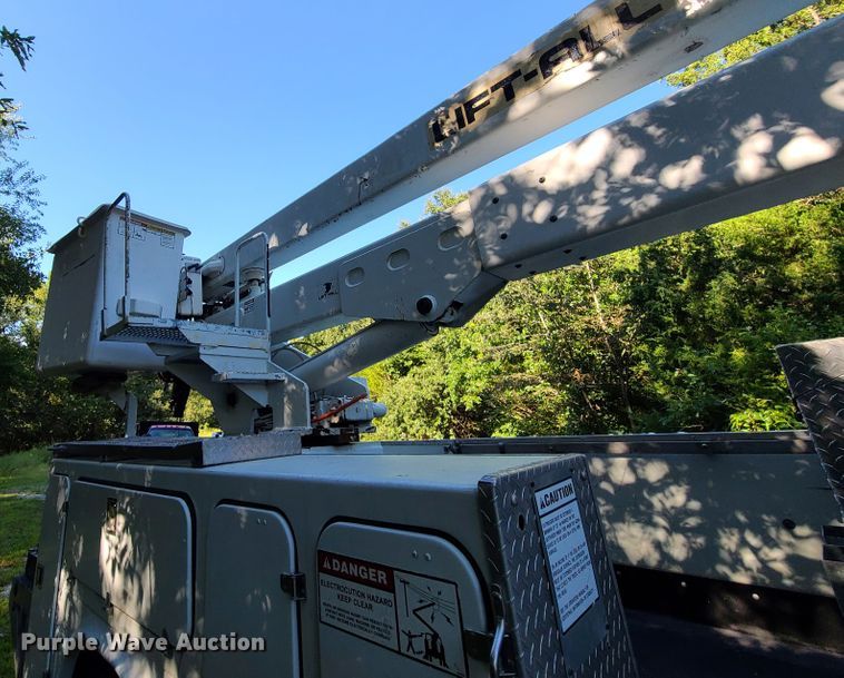 image for item GY9589 2001 International 4900  bucket truck