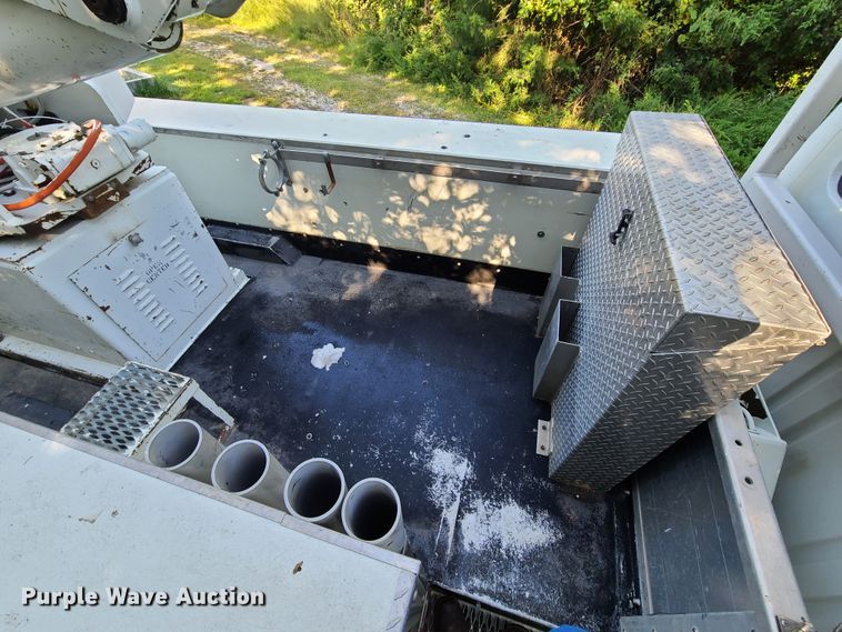 image for item GY9589 2001 International 4900  bucket truck