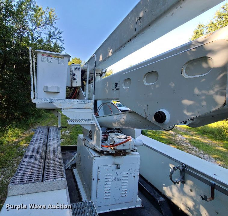 image for item GY9589 2001 International 4900  bucket truck