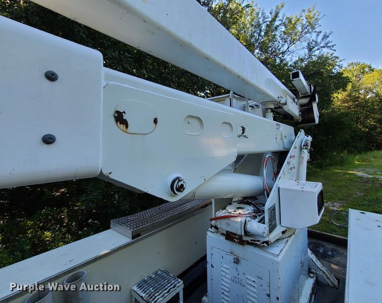 image for item GY9589 2001 International 4900  bucket truck