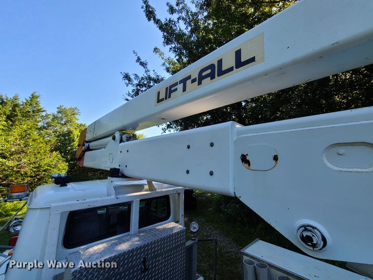 image for item GY9589 2001 International 4900  bucket truck