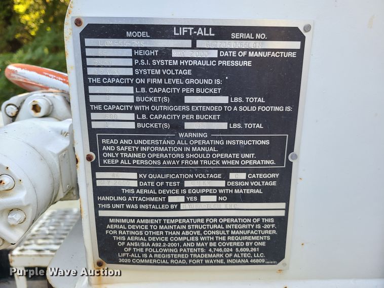 image for item GY9589 2001 International 4900  bucket truck