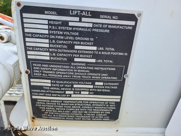 image for item GY9589 2001 International 4900  bucket truck