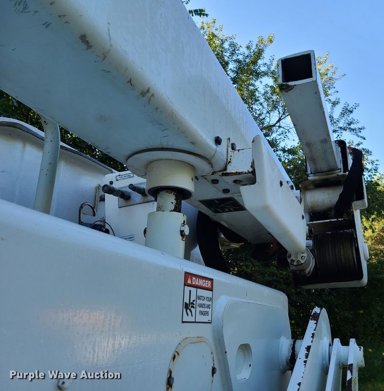 image for item GY9589 2001 International 4900  bucket truck