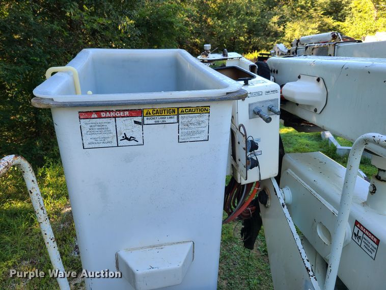 image for item GY9589 2001 International 4900  bucket truck