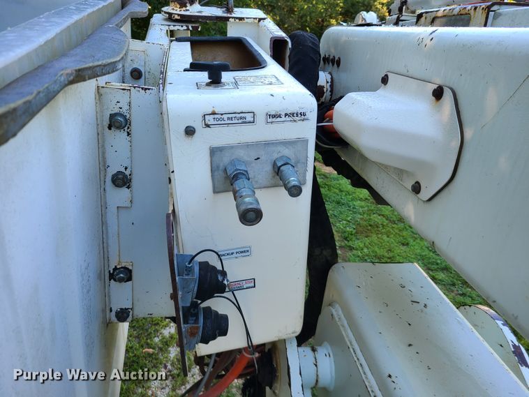 image for item GY9589 2001 International 4900  bucket truck