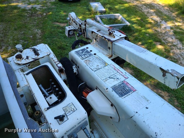 image for item GY9589 2001 International 4900  bucket truck