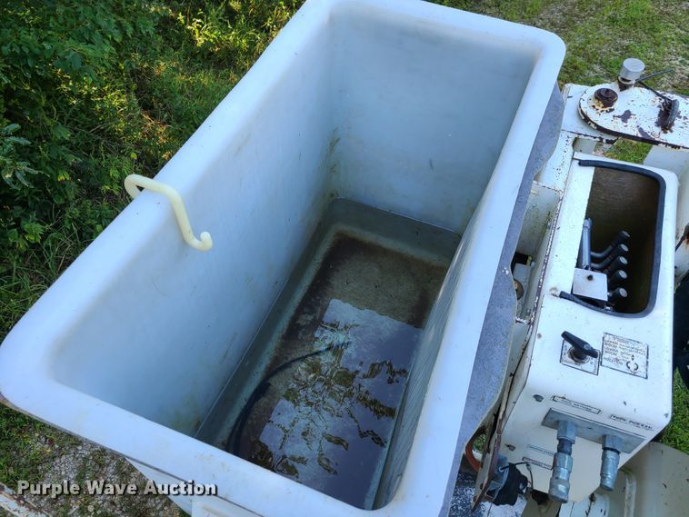 image for item GY9589 2001 International 4900  bucket truck