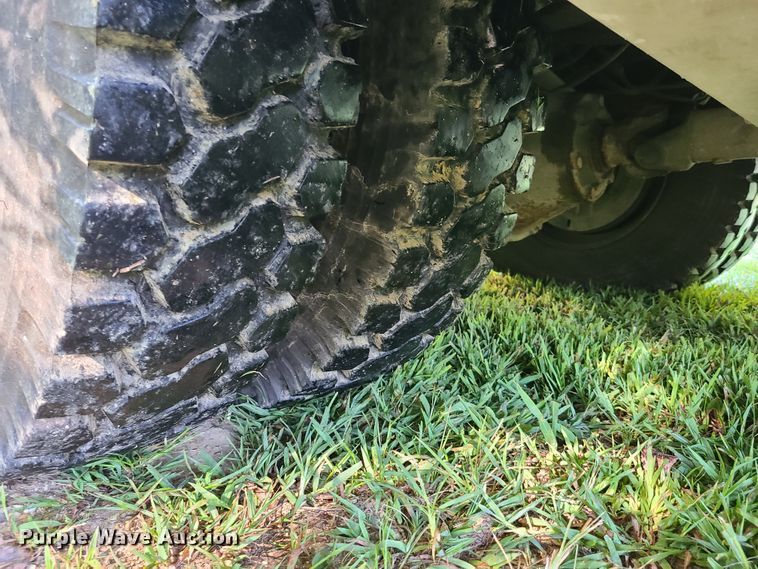 image for item GY9589 2001 International 4900  bucket truck