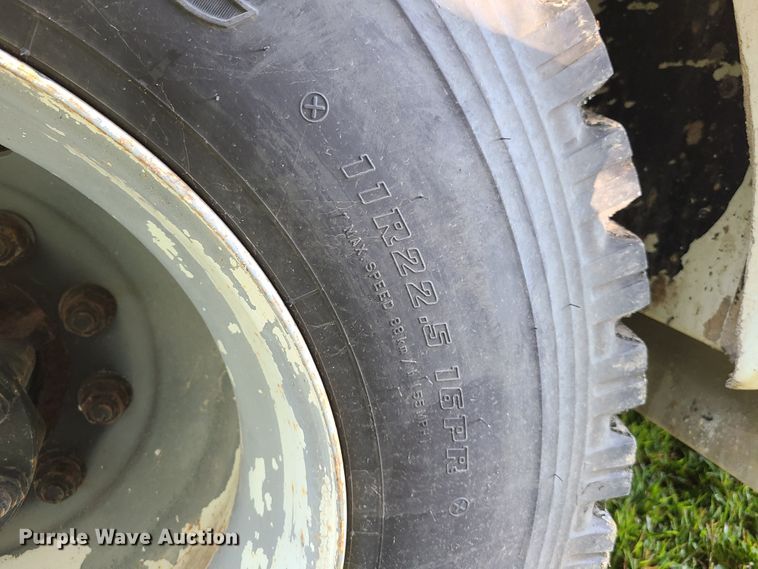 image for item GY9589 2001 International 4900  bucket truck