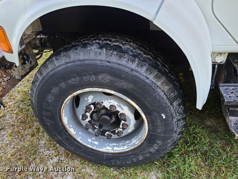 image for item GY9589 2001 International 4900  bucket truck