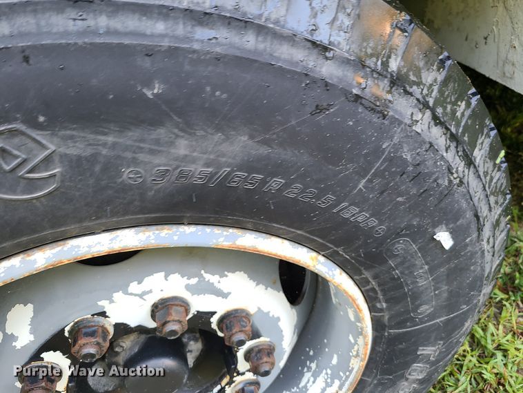 image for item GY9589 2001 International 4900  bucket truck