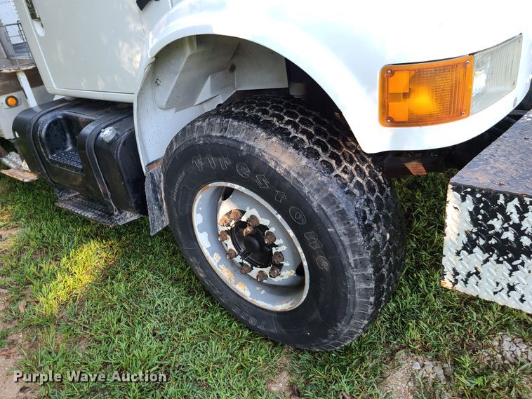 image for item GY9589 2001 International 4900  bucket truck