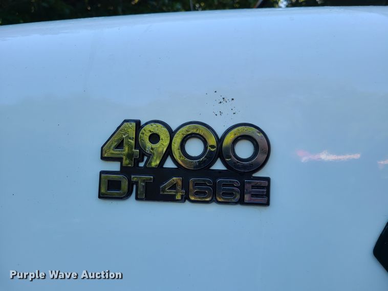 image for item GY9589 2001 International 4900  bucket truck