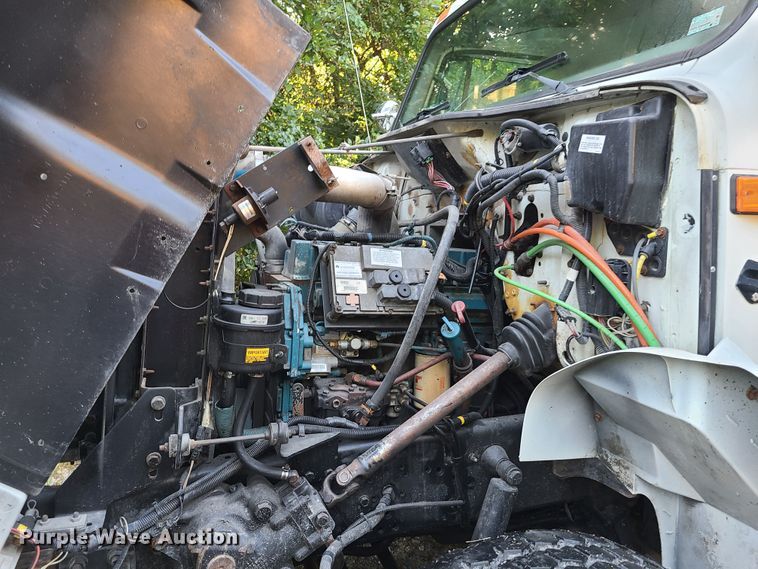 image for item GY9589 2001 International 4900  bucket truck