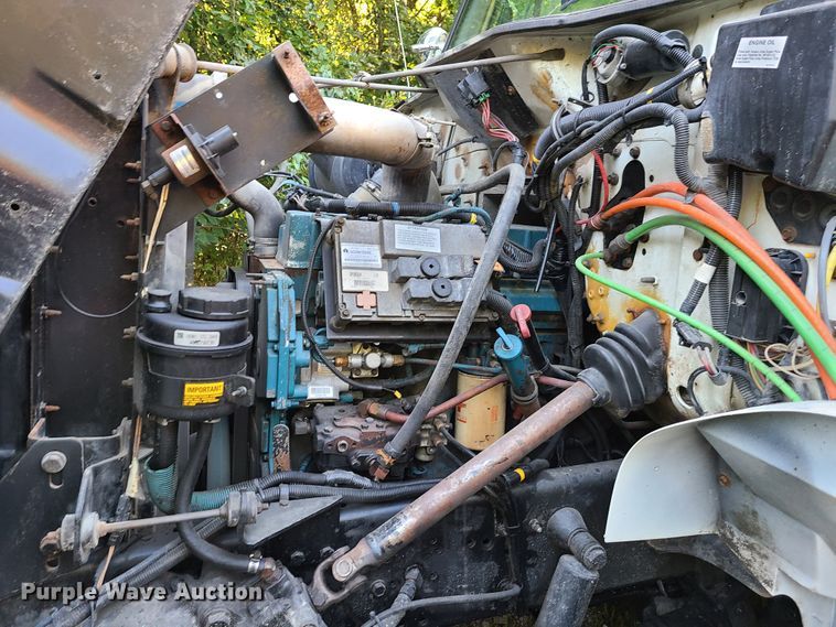 image for item GY9589 2001 International 4900  bucket truck