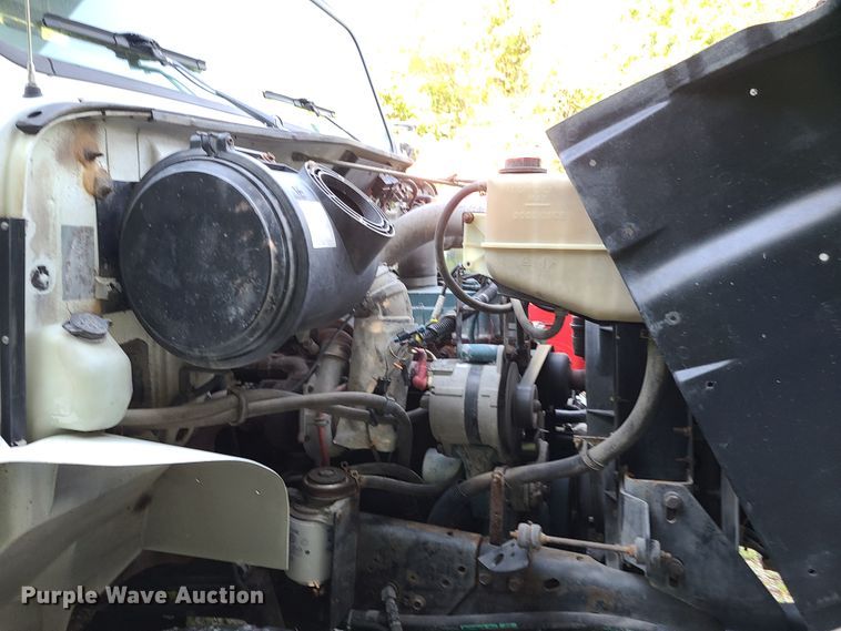 image for item GY9589 2001 International 4900  bucket truck